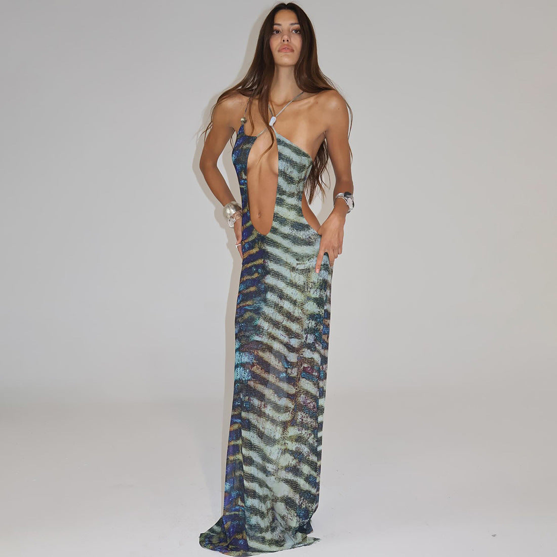 Low-cut halter neck backless fitted dress